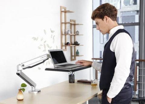 עמדת עבודה עמידה ישיבה ארגונומית למחשב נייד